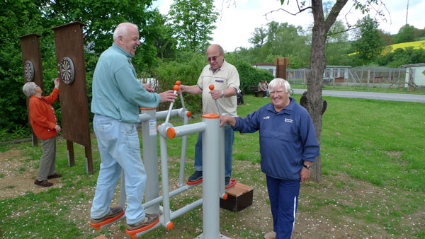 Georg Gaubatz, Heinz Schmitt und Karl-Heinz Bergsträßer am neuen Double-Air-Walker [klicken für größeres Bild]