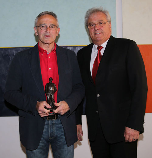 Preisträger: Manfred Lohnes mit Laudator Claus Walther, Vorsitzender von TuS Griesheim. Foto: Thomas Zöller [klicken für größeres Bild]