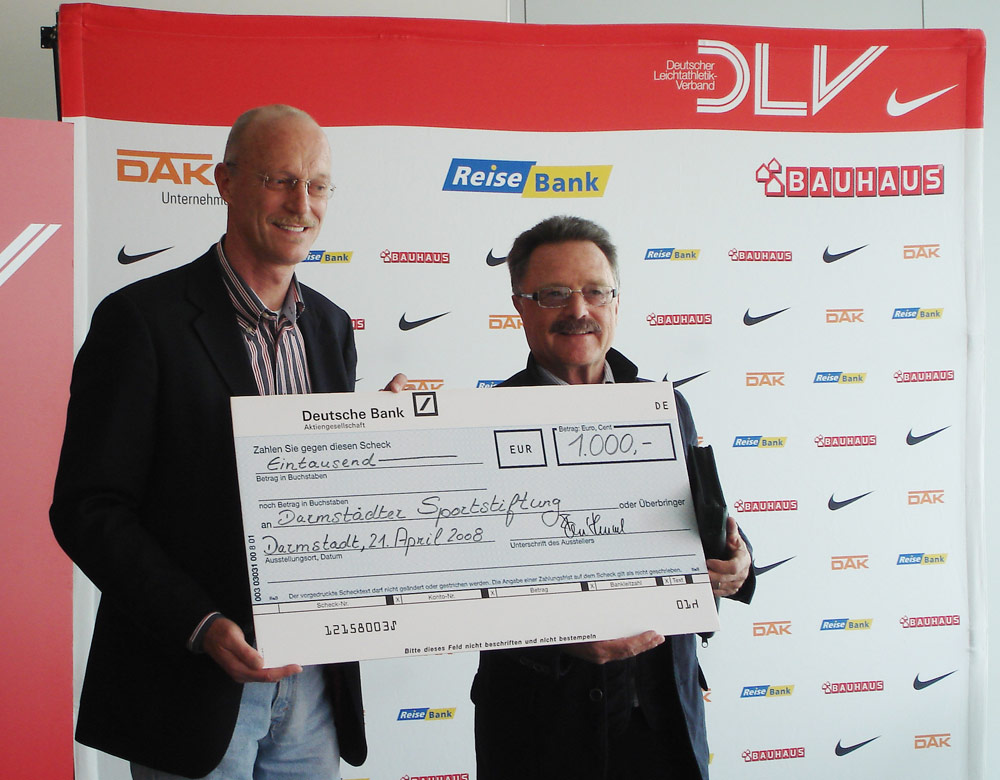 DLV überreicht Scheck  über 1000 Euro an die Darmstädter Sportstiftung  
